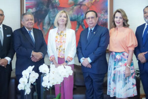 Gobernador Valdez Albizu recibe a María Valldecabres de la Fábrica Nacional de Moneda y Timbre de España