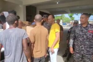 Cruz Jiminián suple equipos y medicamentos a cárcel La Victoria