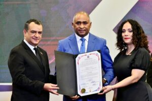 Julito Fulcar recibe certificado lo acredita como senador por la provincia Peravia