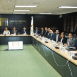 Gobernador Valdez Albizu recibe misión Artículo IV del FMI y analiza desempeño de economía dominicana