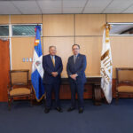 Gobernador Valdez Albizu recibe visita embajador Bolívar Díaz y estudiantes meritorios de España