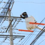 Equipos de Edeeste dan respuesta a reclamos en sector La Caleta