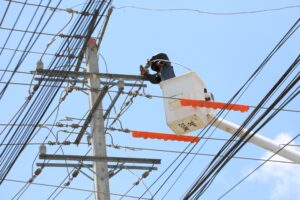 Equipos de Edeeste dan respuesta a reclamos en sector La Caleta