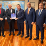 Autoridades dominicanas reunidas en conferencia de la OACI