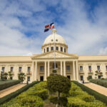 Presidente Abinader confirma al gobernador del Banco Central y al superintendente de Bancos