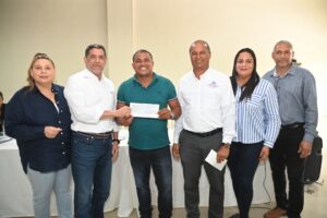 Limber Cruz entrega más de 50 millones a productores de San Francisco de Macorís