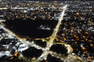 Edeeste mejora iluminación en autopista Las Américas y Avenida Charles de Gaulle