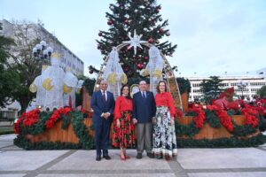 Banco Central enciende su tradicional árbol de Navidad