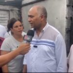 Julito Fulcar, senador por Peravia, asiste familia afectada por incendio en Las Colinas