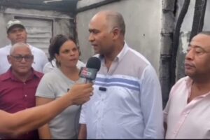 Julito Fulcar, senador por Peravia, asiste familia afectada por incendio en Las Colinas