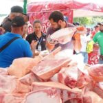 Residentes en Los Alcarrizos aprovechan ofertas Feria Navidad del Cambio 2024 del Inespre