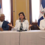 Vicepresidenta Raquel Peña inicia entrega Bono Navideño a juntas de vecinos de RD, a través de gobernaciones provinciales