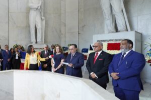 BCRD deposita ofrenda floral en Altar de la Patria por 212 aniversario nacimiento Juan Pablo Duarte