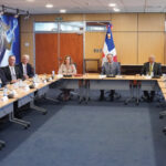 Gobernador Valdez Albizu se reúne con la junta directiva de la Asociación de Inversión Extranjera