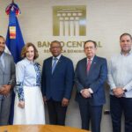 Gobernador Valdez Albizu recibe directiva Codia para analizar economía dominicana y sus perspectivas