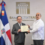 Gobernador Valdez Albizu recibe un reconocimiento del Colegio Dominicano de Economistas