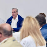 Abinader pasa balance a obras en curso, define prioridades para 2026 y reafirma compromiso de extender encuentros a otras provincias