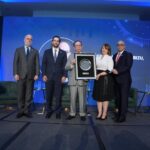 Foro Económico El Dinero reconoce a Valdez Albizu por su trayectoria y aportes a la República Dominicana