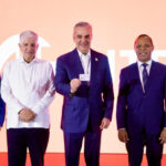 Presidente Abinader recibe primera emisión de la nueva licencia de conducir