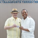 Hipólito Mejía obtiene su nueva licencia y motiva a la ciudadanía a renovar