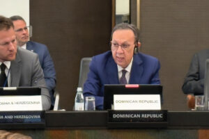 Valdez Albizu participa en mesa redonda de alto nivel sobre fraude digital en servicios financieros