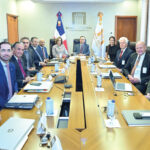 Valdez Albizu recibe delegación de la Oficina de Asistencia Técnica del Departamento del Tesoro de EE. UU.
