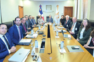 Valdez Albizu recibe delegación de la Oficina de Asistencia Técnica del Departamento del Tesoro de EE. UU.
