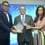 Fucimdres reconoce trayectoria periodística de Víctor Bautista