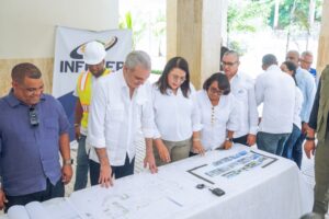 Presidente Abinader y directora de Infotep supervisan avances del Hotel Escuela Guarocuya, en Barahona