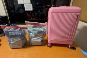 Interceptan dos extranjeras con 13 prendas de vestir impregnadas de presunta cocaína