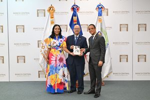 BCRD dona obras literarias a la Biblioteca Abigaíl Mejía, del Ministerio de la Mujer