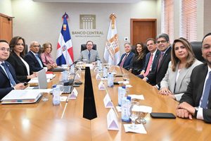 Valdez Albizu recibe al consejo de directores de Lidaapi