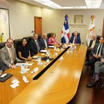 Gobernador Valdez Albizu recibe a representantes de J.P. Morgan
