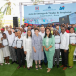 Vicepresidenta Raquel Peña entrega 450 títulos de propiedad en Guayacanal, en Azua; Utect dice favorecidos se ahorran unos RD$ 36 millones