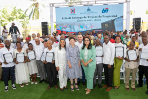Vicepresidenta Raquel Peña entrega 450 títulos de propiedad en Guayacanal, en Azua; Utect dice favorecidos se ahorran unos RD$ 36 millones