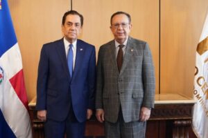Valdez Albizu recibió la visita del embajador Tony Raful y estudiantes meritorios de origen dominicano en España