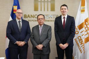 Valdez Albizu se reúne con delegación de funcionarios del FMI