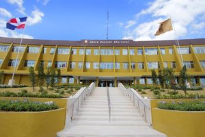 JCE llama a militares, policías, menores y extranjeros legales que ya hicieron su solicitud a retirar su nueva cédula