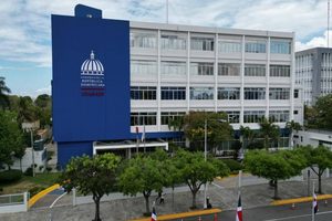 Ministerio de Trabajo anuncia aumento salarial de 25 % para operadores de máquinas pesadas del área agrícola